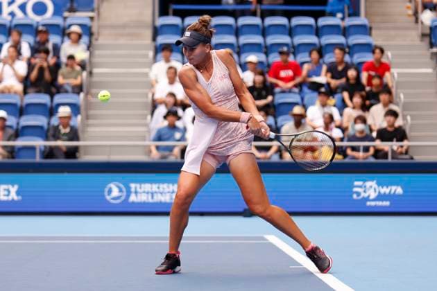 October 1, 2023, Tokyo, Japan: Veronika KUDERMETOVA (RUS) hits a return against Jessica PEGULA (USA) during the singles final match of the Toray Pan Pacific Open Tennis Tournament 2023 at the Ariake Coliseum. The tournament is held from September 25 to October 1st. Tokyo Japan - ZUMAm191 20231001_aap_m191_009 Copyright: xRodrigoxReyesxMarinx
