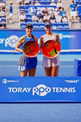 October 1, 2023, Tokyo, Japan: (L to R) Jessica PEGULA (runner-up) and winner Veronika KUDERMETOVA pose for the cameras during the award ceremony of the TORAY PAN PACIFIC OPEN TENNIS TOURNAMENT 2023 at Ariake Coliseum. The tournament is held from September 25 to October 1st. KUDERMENTOVA won 7-5, 6-1. Tokyo Japan - ZUMAm191 20231001_aap_m191_018 Copyright: xRodrigoxReyesxMarinx