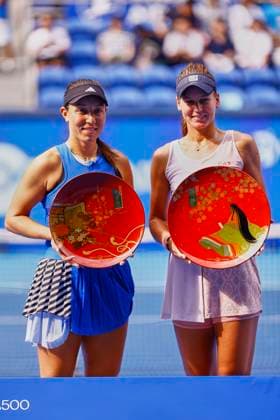October 1, 2023, Tokyo, Japan: (L to R) Jessica PEGULA (runner-up) and winner Veronika KUDERMETOVA pose for the cameras during the award ceremony of the TORAY PAN PACIFIC OPEN TENNIS TOURNAMENT 2023 at Ariake Coliseum. The tournament is held from September 25 to October 1st. KUDERMENTOVA won 7-5, 6-1. Tokyo Japan - ZUMAm191 20231001_aap_m191_022 Copyright: xRodrigoxReyesxMarinx