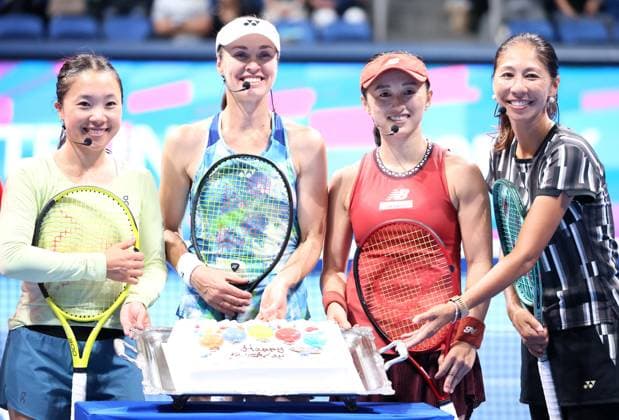 Sport Themen der Woche KW39 Sport Bilder des Tages October 1, 2023, Tokyo, Japan - Swiss tennis legend Martina Hingis (2nd L) is celebrated for her birtday from Japanese players Kurumi Nara (L), Misaki Doi (2nd R) and Shinobu Asagoe (R) after their doubles game for exhibition match after the final of the Toray Pan Pacifc Open tennis tournament at the Ariake Colosseum in Tokyo on Sunday, October 1, 2023. (photo by Yoshio Tsunoda AFLO) Noxthirdxpartyxsales  (231127591)