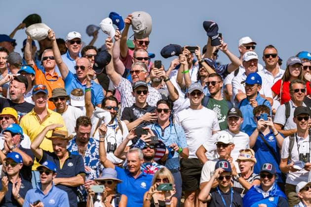 231001 Spectators wave their caps as Patrick Cantlay (not pictured) of Team USA is on the first tee in a singles match during day three of the Ryder Cup on October 1, 2023 in Rome. Photo: Mathias Bergeld BILDBYRAN kod MB MB0738 golf ryder cup day 3 bbeng Copyright: MATHIASxBERGELD BB231001MB023