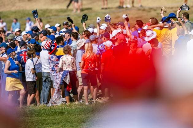 231001 Spectators wave their caps as Patrick Cantlay (not pictured) of Team USA is on the first tee in a singles match during day three of the Ryder Cup on October 1, 2023 in Rome. Photo: Mathias Bergeld BILDBYRAN kod MB MB0738 golf ryder cup day 3 bbeng Copyright: MATHIASxBERGELD BB231001MB025