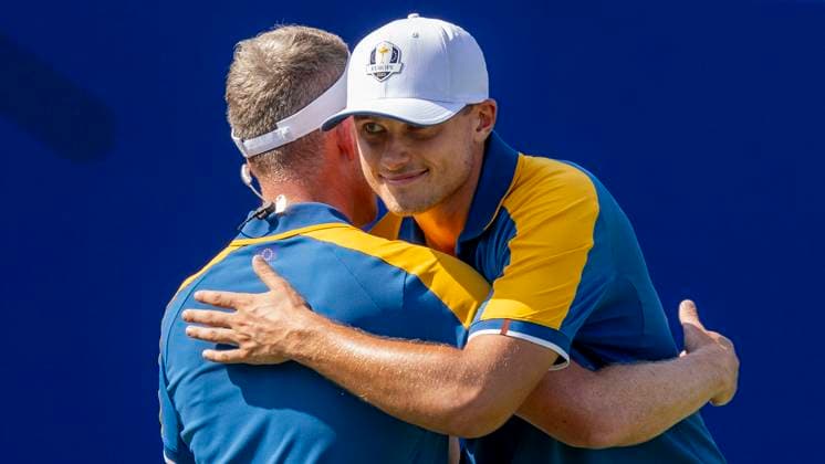 ROM 2023-10-01 Dag 3 Singel Matcher Ludvig Aberg Sverige mötte Brooks Koepka i sin singelmatch. Här far han en lycka till-kram fran Luke Donald kapten för Europa. Foto Christer Höglund TT kod 40750 Rom Italien GOLF x40750x