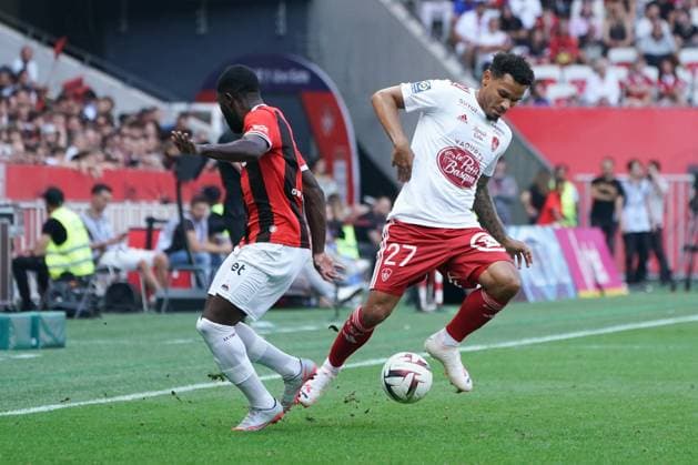 Kenny Lala (Brest) - JÃ rÃ mie Boga (OGC Nice) FOOTBALL : OGC Nice vs Brest - Ligue 1 Uber Eats - Nice - 01 10 2023 NorbertScanella Panoramic 
