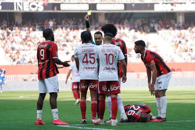 Carton jaune - Mahdi Camara (Brest) - Romain Lissorgue (arbitre) FOOTBALL : OGC Nice vs Brest - Ligue 1 Uber Eats - Nice - 01 10 2023 NorbertScanella Panoramic 