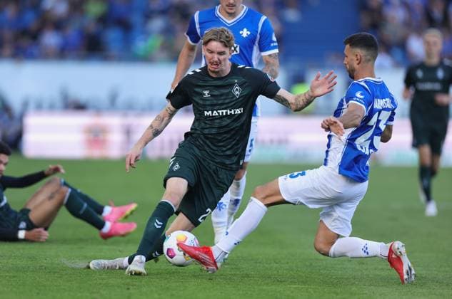 01.10.2023, xdcx, Fussball Bundesliga, SV Darmstadt 98 - SV Werder Bremen, emonline, emspor, despor, v.l., Nick Woltemade (SV Werder Bremen), Klaus Gjasula (SV Darmstadt 98) DFL DFB REGULATIONS PROHIBIT ANY USE OF PHOTOGRAPHS AS IMAGE SEQUENCES AND OR QUASI-VIDEO. Copyright: HMBxMedia Claus