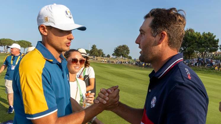 ROM 2023-10-01 Dag 3 Singel Matcher Europa vann över USA i Ryder Cup här gratuleras Ludvig Aberg Sverige av vörldsettan Scottie Scheffler USA efter att Europa vunnit. Foto Christer Höglund TT kod 40750 Rom Italien GOLF x40750x