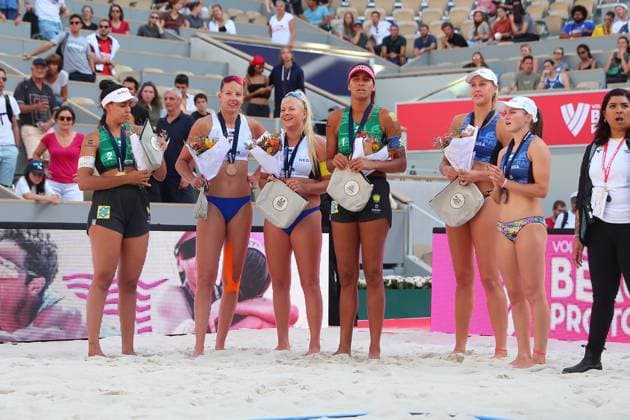 Podium feminin du Paris Beach Pro Tour Elite 16 Beach volleyball, Beachvolleyball : Paris Beach Pro Tour Elite 16 - 01 10 2023 KevinDomas Panoramic 