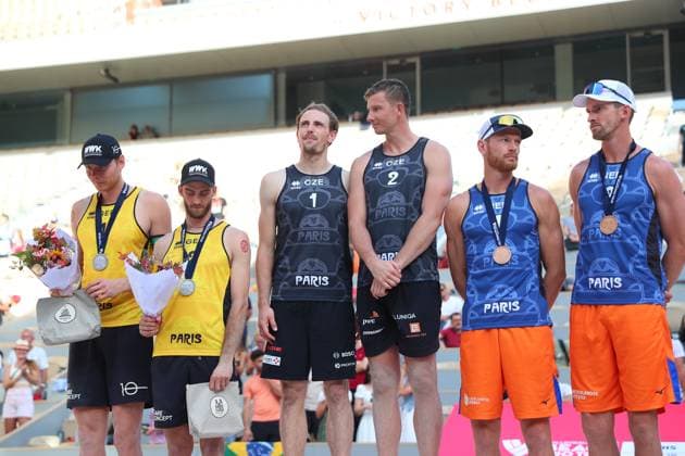 Podium masculin du Paris Beach Pro Tour Elite 16 : Nils Ehlers (GER) Clemens Wickler (GER), Ondrej Perusic (CZE) David Schweiner (CZE), Alexander Brouwer (NED) Robert Meeuwsen (NED) Beach volleyball, Beachvolleyball : Paris Beach Pro Tour Elite 16 - 01 10 2023 KevinDomas Panoramic 