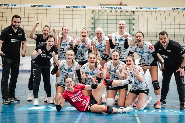Volleyball Frauen Saison 2023 2024 2. Bundesliga Frauen Pro - powered by SnowTrex ETV Hamburg vs. Schwarz-Weiß Erfurt 01.10.2023 das Team von Schwarz-Weiß Erfurt freut sich nach dem gewonnenen Spiel, Mannschaftsfoto Hamburg Sporthalle Hoheluft Hamburg Deutschland