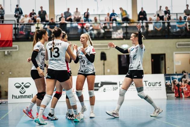 Volleyball Frauen Saison 2023 2024 2. Bundesliga Frauen Pro - powered by SnowTrex ETV Hamburg vs. Schwarz-Weiß Erfurt 01.10.2023 Sina Fuchs ( 6, Schwarz-Weiß Erfurt) kommt jubelnd von rechts auf das Team zu Hamburg Sporthalle Hoheluft Hamburg Deutschland
