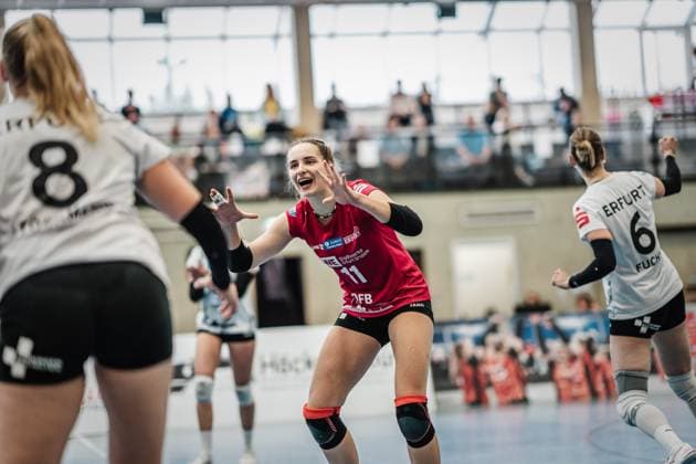 Volleyball Frauen Saison 2023 2024 2. Bundesliga Frauen Pro - powered by SnowTrex ETV Hamburg vs. Schwarz-Weiß Erfurt 01.10.2023 Mia Anna Stauß ( 11, Schwarz-Weiß Erfurt) jubelt richtung Sina Stöckmann ( 8, Schwarz-Weiß Erfurt) Hamburg Sporthalle Hoheluft Hamburg Deutschland
