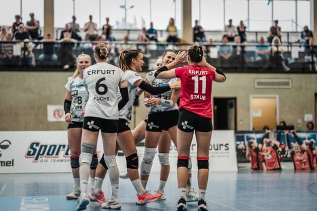 Volleyball Frauen Saison 2023 2024 2. Bundesliga Frauen Pro - powered by SnowTrex ETV Hamburg vs. Schwarz-Weiß Erfurt 01.10.2023 Das Team von Erfurt bejubelt Lara Alyssa Darowski ( 13, Schwarz-Weiß Erfurt) Hamburg Sporthalle Hoheluft Hamburg Deutschland