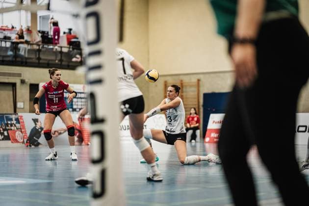 Volleyball Frauen Saison 2023 2024 2. Bundesliga Frauen Pro - powered by SnowTrex ETV Hamburg vs. Schwarz-Weiß Erfurt 01.10.2023 Lara Alyssa Darowski ( 13, Schwarz-Weiß Erfurt) bei der Ballannahme Hamburg Sporthalle Hoheluft Hamburg Deutschland