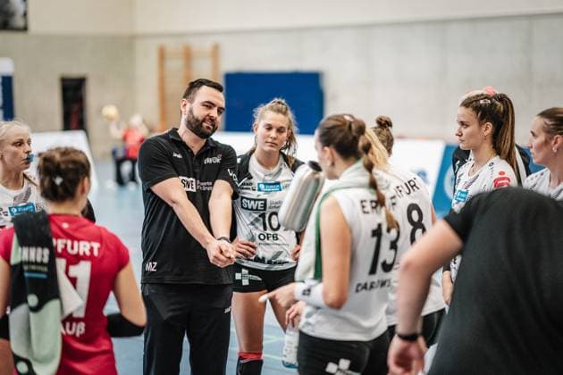 Volleyball Frauen Saison 2023 2024 2. Bundesliga Frauen Pro - powered by SnowTrex ETV Hamburg vs. Schwarz-Weiß Erfurt 01.10.2023 Trainer Mateusz Zarczynksi (Schwarz-Weiß Erfurt) gibt Anweisungen an sein Team Hamburg Sporthalle Hoheluft Hamburg Deutschland