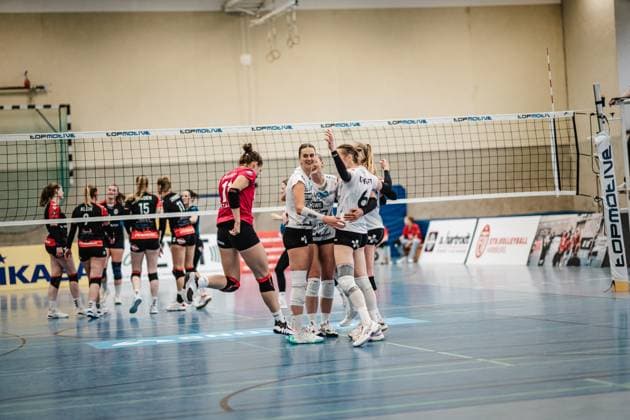 Volleyball Frauen Saison 2023 2024 2. Bundesliga Frauen Pro - powered by SnowTrex ETV Hamburg vs. Schwarz-Weiß Erfurt 01.10.2023 Mia Anna Stauß ( 11, Schwarz-Weiß Erfurt) springt auf ihr Team zu Hamburg Sporthalle Hoheluft Hamburg Deutschland