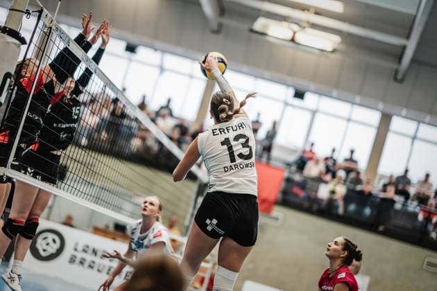 Volleyball Frauen Saison 2023 2024 2. Bundesliga Frauen Pro - powered by SnowTrex ETV Hamburg vs. Schwarz-Weiß Erfurt 01.10.2023 Lara Alyssa Darowski ( 13, Schwarz-Weiß Erfurt) beim Angriff Hamburg Sporthalle Hoheluft Hamburg Deutschland