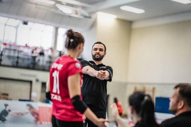 Volleyball Frauen Saison 2023 2024 2. Bundesliga Frauen Pro - powered by SnowTrex ETV Hamburg vs. Schwarz-Weiß Erfurt 01.10.2023 Trainer Mateusz Zarczynksi (Schwarz-Weiß Erfurt) mit Verbesserungsvorschlägen Hamburg Sporthalle Hoheluft Hamburg Deutschland