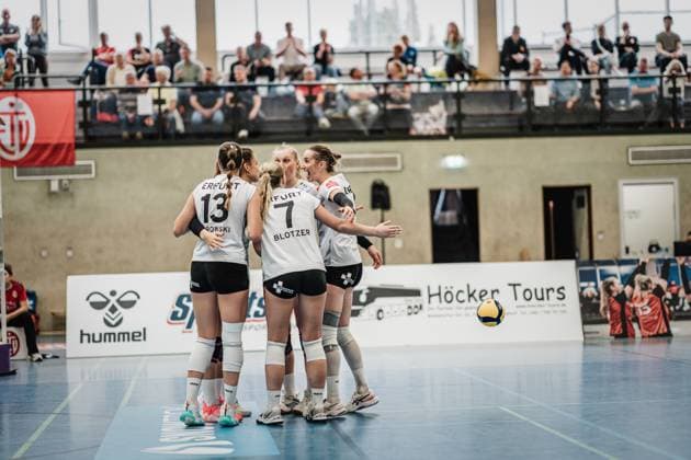 Volleyball Frauen Saison 2023 2024 2. Bundesliga Frauen Pro - powered by SnowTrex ETV Hamburg vs. Schwarz-Weiß Erfurt 01.10.2023 das Team von Schwarz-Weiß Erfurt freut sich Hamburg Sporthalle Hoheluft Hamburg Deutschland