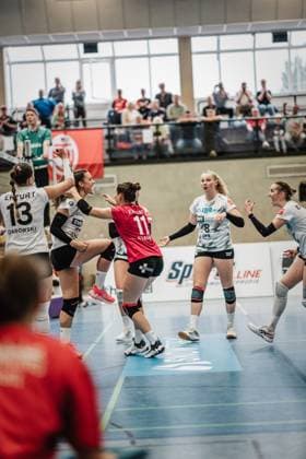 Volleyball Frauen Saison 2023 2024 2. Bundesliga Frauen Pro - powered by SnowTrex ETV Hamburg vs. Schwarz-Weiß Erfurt 01.10.2023 Alina Zellin ( 1, Schwarz-Weiß Erfurt) wird von ihrem Team bejubelt Hamburg Sporthalle Hoheluft Hamburg Deutschland