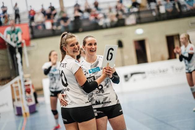 Volleyball Frauen Saison 2023 2024 2. Bundesliga Frauen Pro - powered by SnowTrex ETV Hamburg vs. Schwarz-Weiß Erfurt 01.10.2023 lächelnde Gesichter bei Wechsel von Pia Mohr ( 10, Schwarz-Weiß Erfurt) und Sina Fuchs ( 6, Schwarz-Weiß Erfurt) Hamburg Sporthalle Hoheluft Hamburg Deutschland