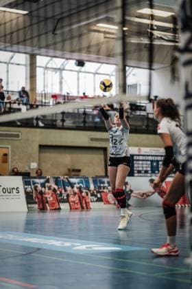 Volleyball Frauen Saison 2023 2024 2. Bundesliga Frauen Pro - powered by SnowTrex ETV Hamburg vs. Schwarz-Weiß Erfurt 01.10.2023 Tina De Groot ( 12, Schwarz-Weiß Erfurt) spielt den Ball Hamburg Sporthalle Hoheluft Hamburg Deutschland