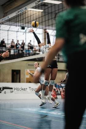 Volleyball Frauen Saison 2023 2024 2. Bundesliga Frauen Pro - powered by SnowTrex ETV Hamburg vs. Schwarz-Weiß Erfurt 01.10.2023 Antonia Greskamp ( 9, Schwarz-Weiß Erfurt) beim Zuspiel Hamburg Sporthalle Hoheluft Hamburg Deutschland