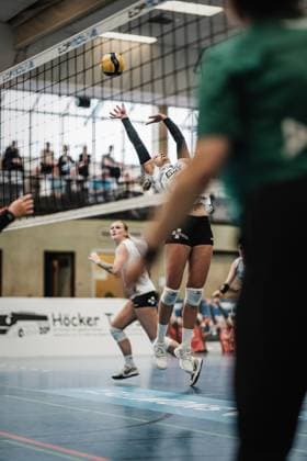 Volleyball Frauen Saison 2023 2024 2. Bundesliga Frauen Pro - powered by SnowTrex ETV Hamburg vs. Schwarz-Weiß Erfurt 01.10.2023 Antonia Greskamp ( 9, Schwarz-Weiß Erfurt) beim Zuspiel Hamburg Sporthalle Hoheluft Hamburg Deutschland
