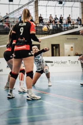 Volleyball Frauen Saison 2023 2024 2. Bundesliga Frauen Pro - powered by SnowTrex ETV Hamburg vs. Schwarz-Weiß Erfurt 01.10.2023 Antonia Greskamp ( 9, Schwarz-Weiß Erfurt) spielt den Ball nah am Netz Hamburg Sporthalle Hoheluft Hamburg Deutschland