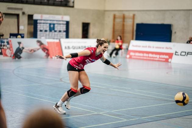 Volleyball Frauen Saison 2023 2024 2. Bundesliga Frauen Pro - powered by SnowTrex ETV Hamburg vs. Schwarz-Weiß Erfurt 01.10.2023 Mia Anna Stauß ( 11, Schwarz-Weiß Erfurt) sieht, dass der Ball ins Aus geht Hamburg Sporthalle Hoheluft Hamburg Deutschland