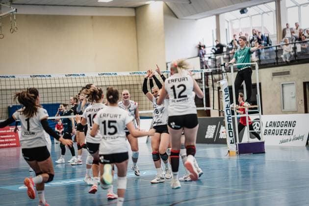 Volleyball Frauen Saison 2023 2024 2. Bundesliga Frauen Pro - powered by SnowTrex ETV Hamburg vs. Schwarz-Weiß Erfurt 01.10.2023 das Team von Schwarz-Weiß Erfurt freut sich nach dem gewonnenen Spiel Hamburg Sporthalle Hoheluft Hamburg Deutschland