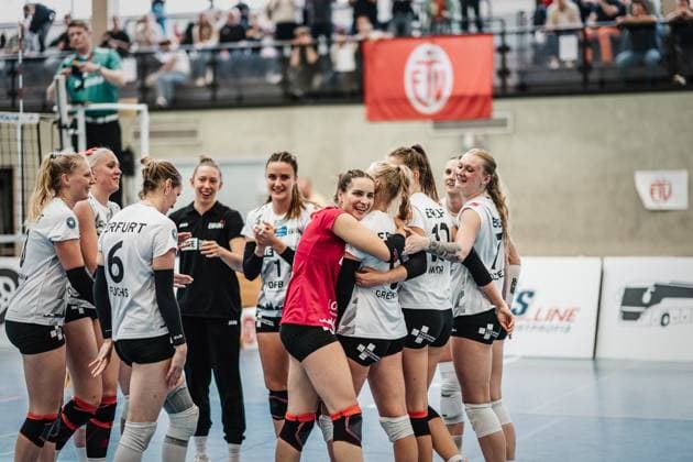 Volleyball Frauen Saison 2023 2024 2. Bundesliga Frauen Pro - powered by SnowTrex ETV Hamburg vs. Schwarz-Weiß Erfurt 01.10.2023 Mia Anna Stauß ( 11, Schwarz-Weiß Erfurt) in Pink umarmt die Zuspielerin Antonia Greskamp ( 9, Schwarz-Weiß Erfurt) Hamburg Sporthalle Hoheluft Hamburg Deutschland