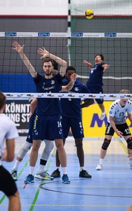 Volleyball, Saison 2023 2024, 2. Bundesliga Nord, 01.10.2023, 04. Spieltag, Herren, TuB Bocholt (blau) vs. VCO Berlin (weiss) v.l.: Florian Wissing (TuB Bocholt), Rudy Schneider (TuB Bocholt), Bocholt Euregiohalle Nordrhein-Westfalen Deutschland
