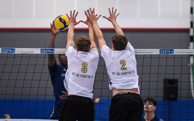Volleyball, Saison 2023 2024, 2. Bundesliga Nord, 01.10.2023, 04. Spieltag, Herren, TuB Bocholt (blau) vs. VCO Berlin (weiss) v.l.: Rudy Schneider (TuB Bocholt), Arvid Kutz (VCO Berlin), Mika Steffens (VCO Berlin), Bocholt Euregiohalle Nordrhein-Westfalen Deutschland