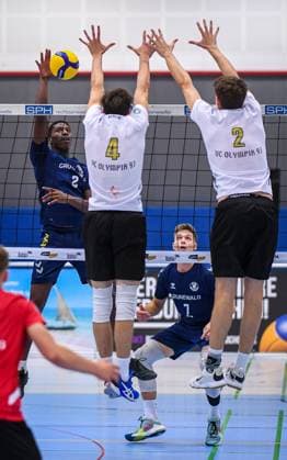 Volleyball, Saison 2023 2024, 2. Bundesliga Nord, 01.10.2023, 04. Spieltag, Herren, TuB Bocholt (blau) vs. VCO Berlin (weiss) v.l.: Rudy Schneider (TuB Bocholt), Florian Forschner (VCO Berlin), Luis Kubo (TuB Bocholt), Mika Steffens (VCO Berlin), Bocholt Euregiohalle Nordrhein-Westfalen Deutschland