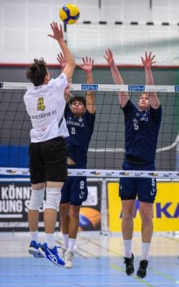 Volleyball, Saison 2023 2024, 2. Bundesliga Nord, 01.10.2023, 04. Spieltag, Herren, TuB Bocholt (blau) vs. VCO Berlin (weiss) v.l.: Florian Forschner (VCO Berlin), Lukas Salimi (TuB Bocholt), Lars Geukes (TuB Bocholt), Bocholt Euregiohalle Nordrhein-Westfalen Deutschland