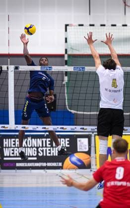 Volleyball, Saison 2023 2024, 2. Bundesliga Nord, 01.10.2023, 04. Spieltag, Herren, TuB Bocholt (blau) vs. VCO Berlin (weiss) v.l.: Rudy Schneider (TuB Bocholt), Florian Forschner (VCO Berlin), Bocholt Euregiohalle Nordrhein-Westfalen Deutschland