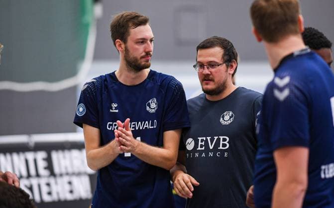 Volleyball, Saison 2023 2024, 2. Bundesliga Nord, 01.10.2023, 04. Spieltag, Herren, TuB Bocholt (blau) vs. VCO Berlin (weiss) v.l.: Florian Wissing (TuB Bocholt), Markus Friedrich (Trainer TuB Bocholt), Bocholt Euregiohalle Nordrhein-Westfalen Deutschland