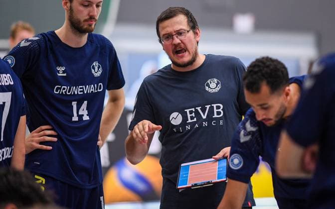 Volleyball, Saison 2023 2024, 2. Bundesliga Nord, 01.10.2023, 04. Spieltag, Herren, TuB Bocholt (blau) vs. VCO Berlin (weiss) v.l.: Florian Wissing (TuB Bocholt), Markus Friedrich (Trainer TuB Bocholt), Fabijan Isaiah Slacanin (TuB Bocholt), Bocholt Euregiohalle Nordrhein-Westfalen Deutschland
