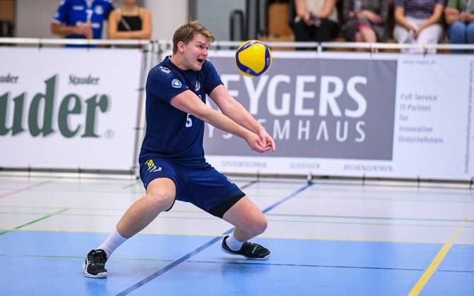 Volleyball, Saison 2023 2024, 2. Bundesliga Nord, 01.10.2023, 04. Spieltag, Herren, TuB Bocholt (blau) vs. VCO Berlin (weiss) Lars Geukes (TuB Bocholt), Bocholt Euregiohalle Nordrhein-Westfalen Deutschland