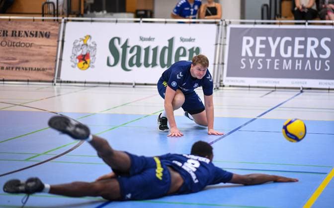 Volleyball, Saison 2023 2024, 2. Bundesliga Nord, 01.10.2023, 04. Spieltag, Herren, TuB Bocholt (blau) vs. VCO Berlin (weiss) v.l.: Rudy Schneider (TuB Bocholt), Lars Geukes (TuB Bocholt), Bocholt Euregiohalle Nordrhein-Westfalen Deutschland