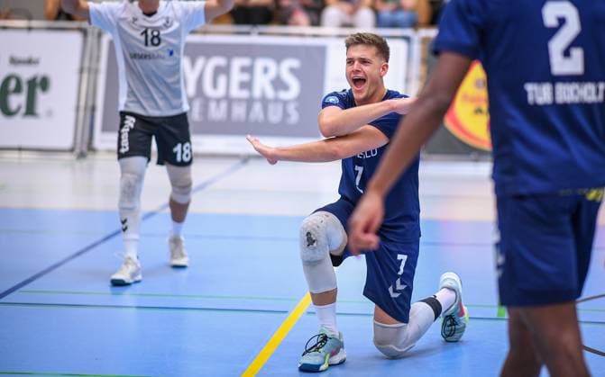 Volleyball, Saison 2023 2024, 2. Bundesliga Nord, 01.10.2023, 04. Spieltag, Herren, TuB Bocholt (blau) vs. VCO Berlin (weiss) Luis Kubo (TuB Bocholt), Bocholt Euregiohalle Nordrhein-Westfalen Deutschland