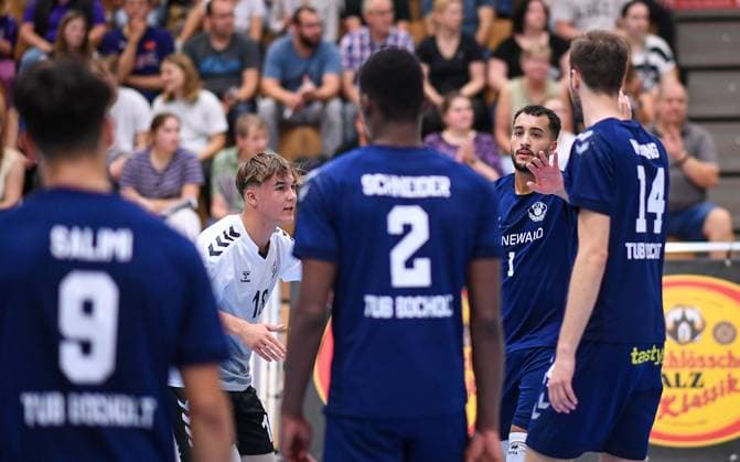 Volleyball, Saison 2023 2024, 2. Bundesliga Nord, 01.10.2023, 04. Spieltag, Herren, TuB Bocholt (blau) vs. VCO Berlin (weiss) v.l.: Lukas Salimi (TuB Bocholt), Nico Janitzki (Libero TuB Bocholt), Rudy Schneider (TuB Bocholt), Fabijan Isaiah Slacanin (TuB Bocholt), Florian Wissing (TuB Bocholt), Bocholt Euregiohalle Nordrhein-Westfalen Deutschland