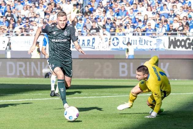 1. Fussball Bundesliga: SV Darmstadt 98 - SV Werder Bremen, Merck-Stadion, Darmstadt, 01.10.2023 Marvin Ducksch (SV Werder Bremen 7) & Marcel Schuhen (SV Darmstadt 98 1), SV Darmstadt 98 - SV Werder Bremen, Darmstadt, Merck-Stadion, 1.10.2023 Copyright: xBEAUTIFULxSPORTS Gawlikx