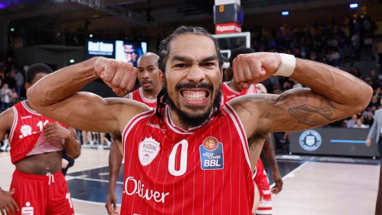Sport Bilder des Tages 01.10.2023, Basketball, BBL, Veolia Towers Hamburg - Wuerzburg Baskets, Hamburg, Wilhelmsburger edel-optics.de Arena Im Bild: v.li. Otis Livingston (Wuerzburg Baskets, 0) feiert den Sieg ueber Hamburg Copyright: HMBxMedia xHeikoxBecker