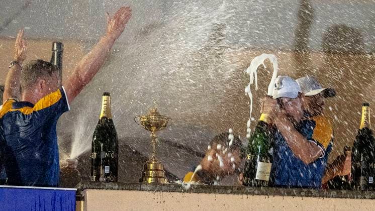 ROM 2023-10-01 Dag 3 Singel Matcher Europa vann över USA i Ryder Cup och firar med champagne, tv kapten Luke Donald. Foto Christer Höglund TT kod 40750 Rom Italien GOLF x40750x