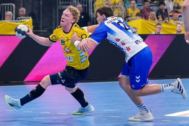 v.li.: Gustav Davidsson (RNL, 22), Lukas Laube (TVB, 24), Zweikampf, Spielszene, Duell, duel, tackle, tackling, Dynamik, Action, Aktion, 01.10.2023, Mannheim (Deutschland), Handball, Bundesliga, Rhein-Neckar Löwen - TVB Stuttgart