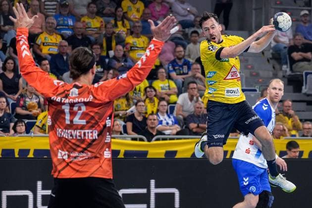 v.li.: Silvio Heinevetter (Torwart, TVB, 12), Patrick Groetzki (RNL, 24), beim Sprungwurf, Wurf, Torwurf, Action, Aktion, Spielszene, 01.10.2023, Mannheim (Deutschland), Handball, Bundesliga, Rhein-Neckar Löwen - TVB Stuttgart