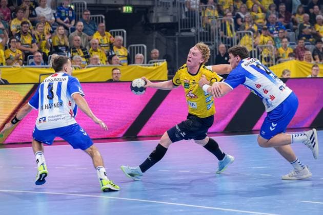 v.li.: Max Häfner (TVB, 3), Gustav Davidsson (RNL, 22), Lukas Laube (TVB, 24), Zweikampf, Spielszene, Duell, duel, tackle, tackling, Dynamik, Action, Aktion, 01.10.2023, Mannheim (Deutschland), Handball, Bundesliga, Rhein-Neckar Löwen - TVB Stuttgart