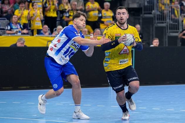 v.li.: Fynn-Luca Nicolaus (TVB, 19), Jannik Kohlbacher (RNL, 80), Zweikampf, Spielszene, Duell, duel, tackle, tackling, Dynamik, Action, Aktion, 01.10.2023, Mannheim (Deutschland), Handball, Bundesliga, Rhein-Neckar Löwen - TVB Stuttgart